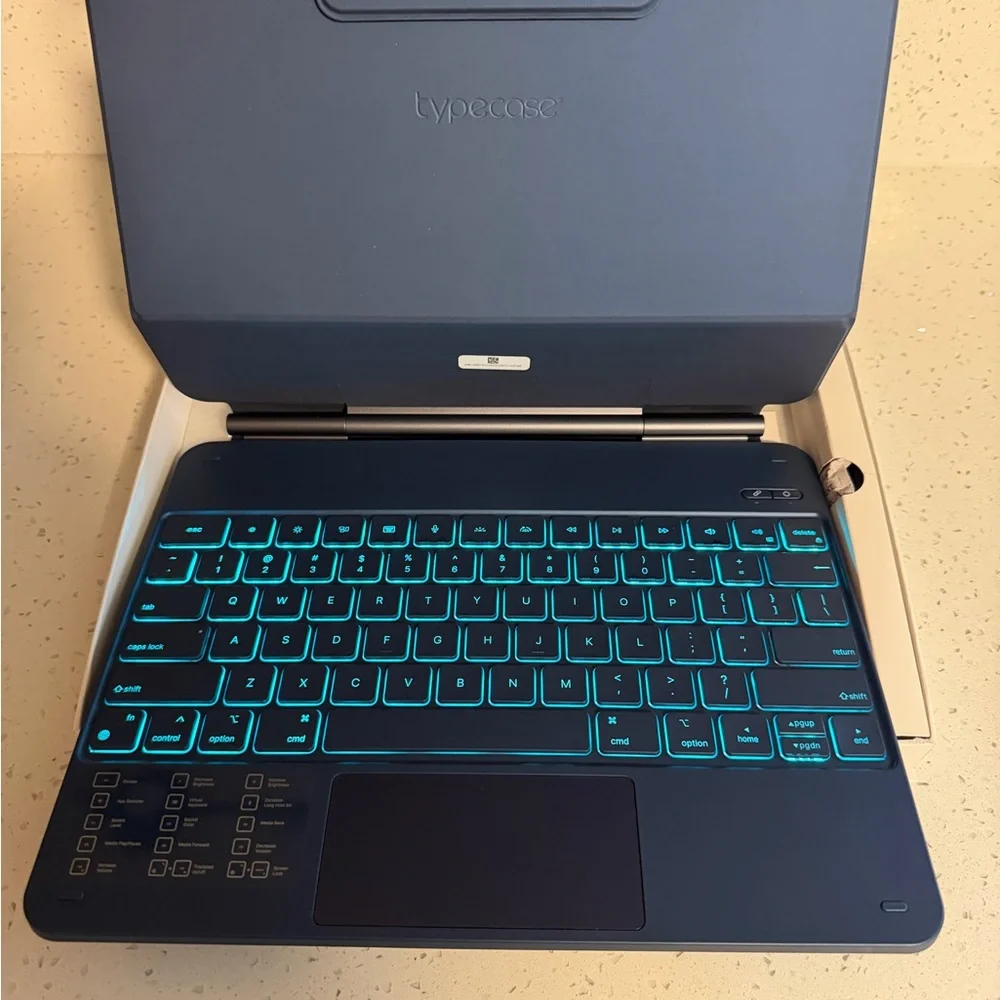 typecase EDGE iPad keyboard case w/ Trackpad - BRAND NEW
